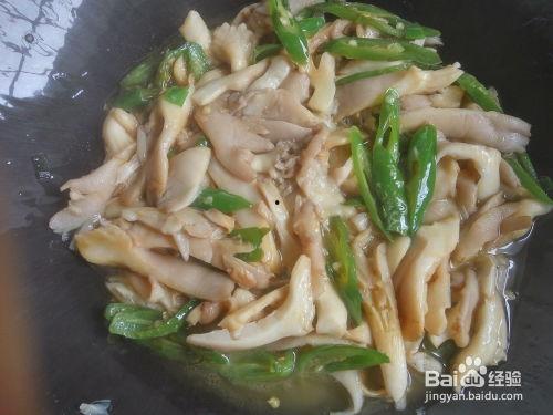 平菇炒牛角瓜可以吃吗视频,平菇炒牛角瓜，营养搭配新尝试