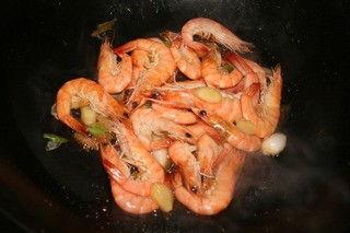 剥虾吃瓜煮饭怎么做视频,家常美食制作教程