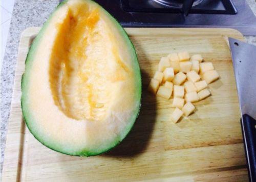 一个女的吃哈密瓜的视频,美女品尝哈密瓜，尽享夏日清新滋味