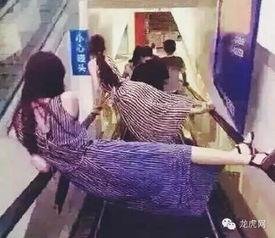 电梯里吃瓜的搞笑视频