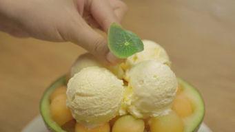 哈密瓜雪糕挤着吃的视频,哈密瓜雪糕挤食新潮流